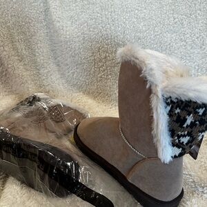 Muk Luks Tan and Black Ankle Boots
